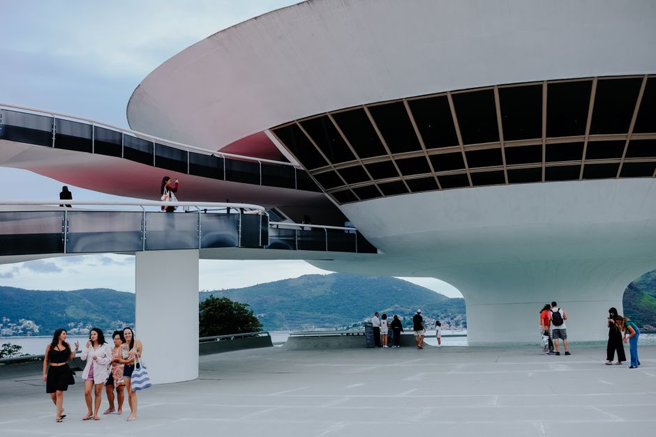 Explore the futuristic design of MAC Niterói in Rio de Janeiro, a masterpiece by architect Oscar Niemeyer.